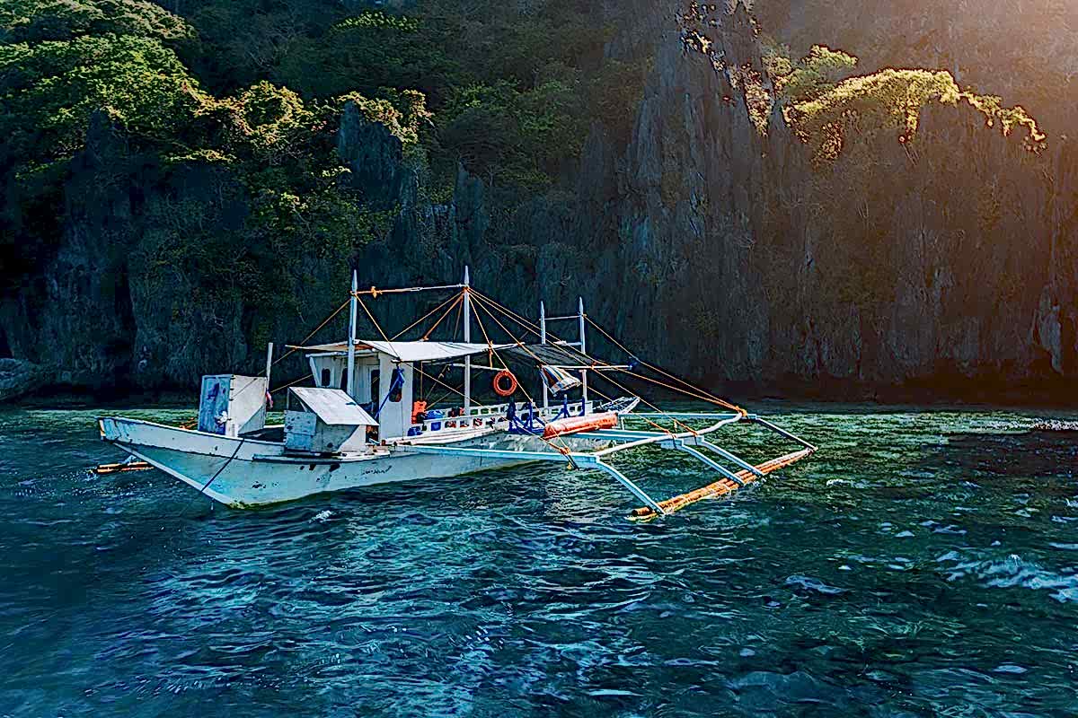 banca-local-boat-on-turquoise-water-against-huge-l-small.jpg